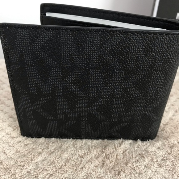 Michael Kors Billfold with Coin Pocket - Picture 4 of 5